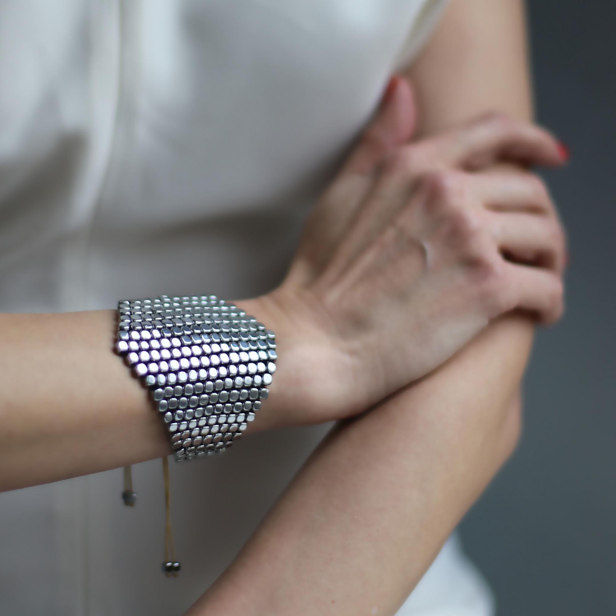 Браслет-панцирь из гематита  широкий 3P623