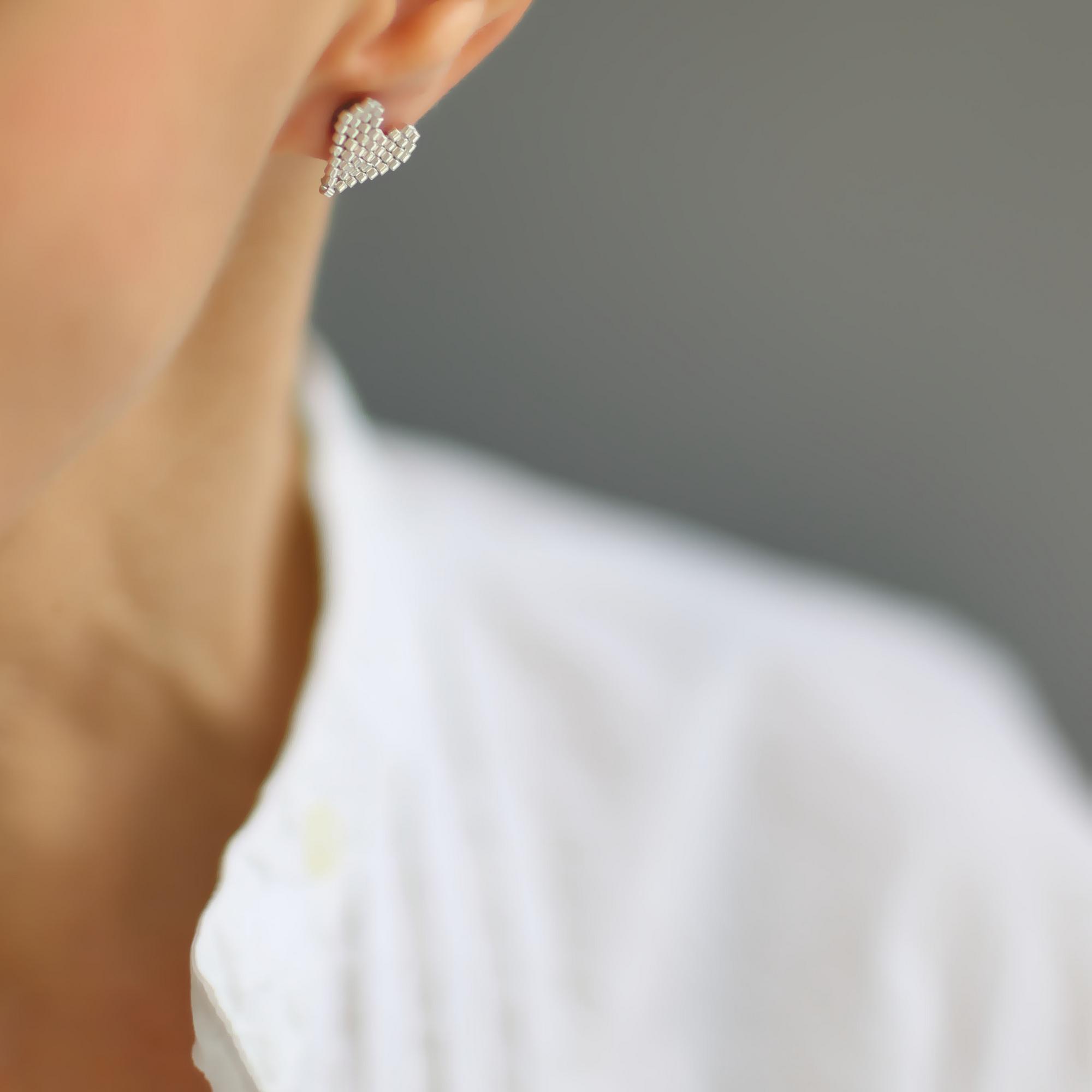 Гвоздики с серебряным сердцем из бисера 1P2595-2