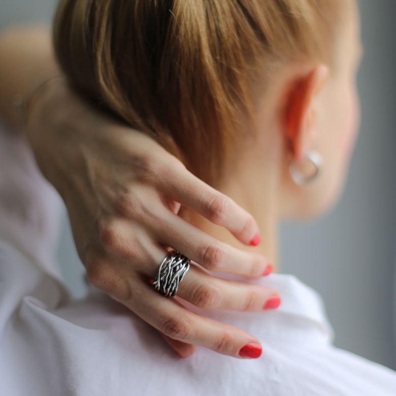 Серебряное кольцо с чернением 2P02