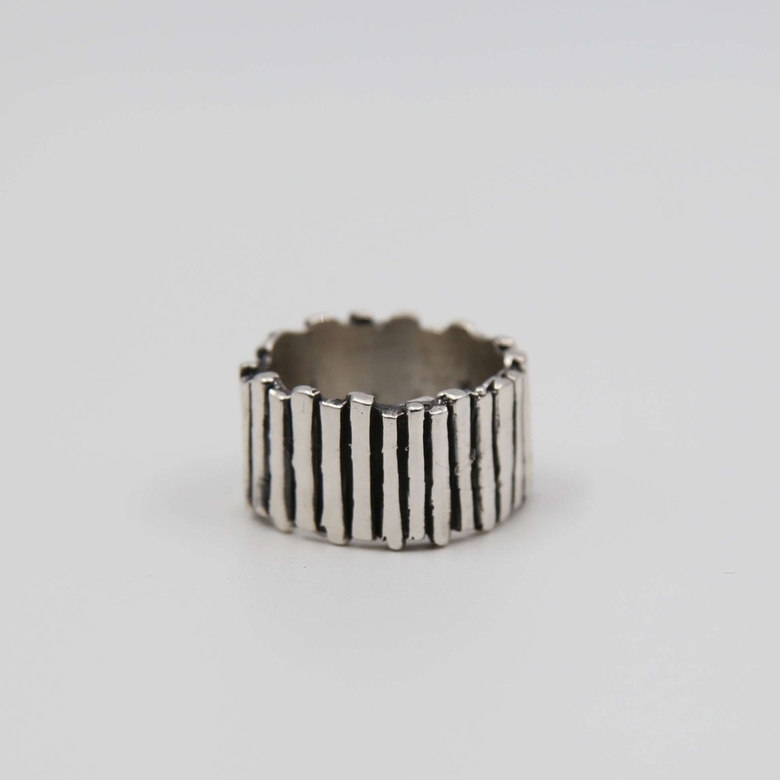 Серебряное кольцо унисекс с поперечным полосками 2P139