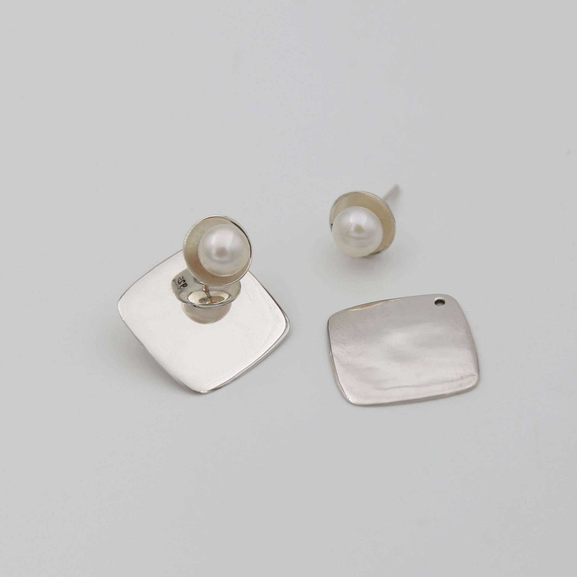 Серебряные серьги-гвоздики с жемчужиной и подвеской 1P533