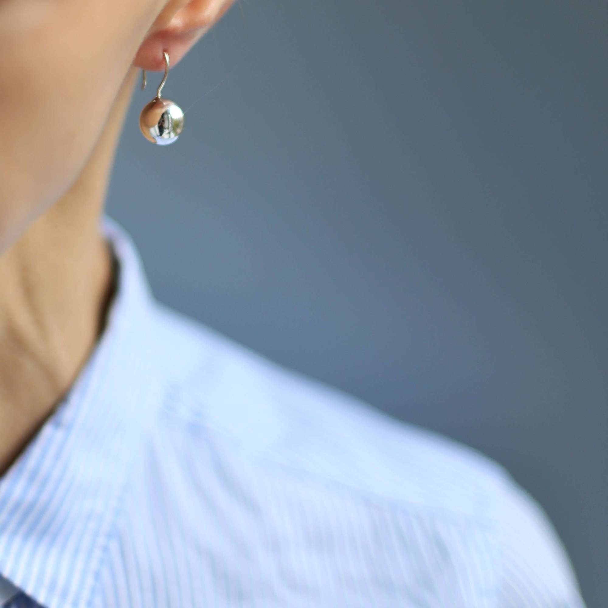 Серебряные серьги шары на дужке большие 1P665