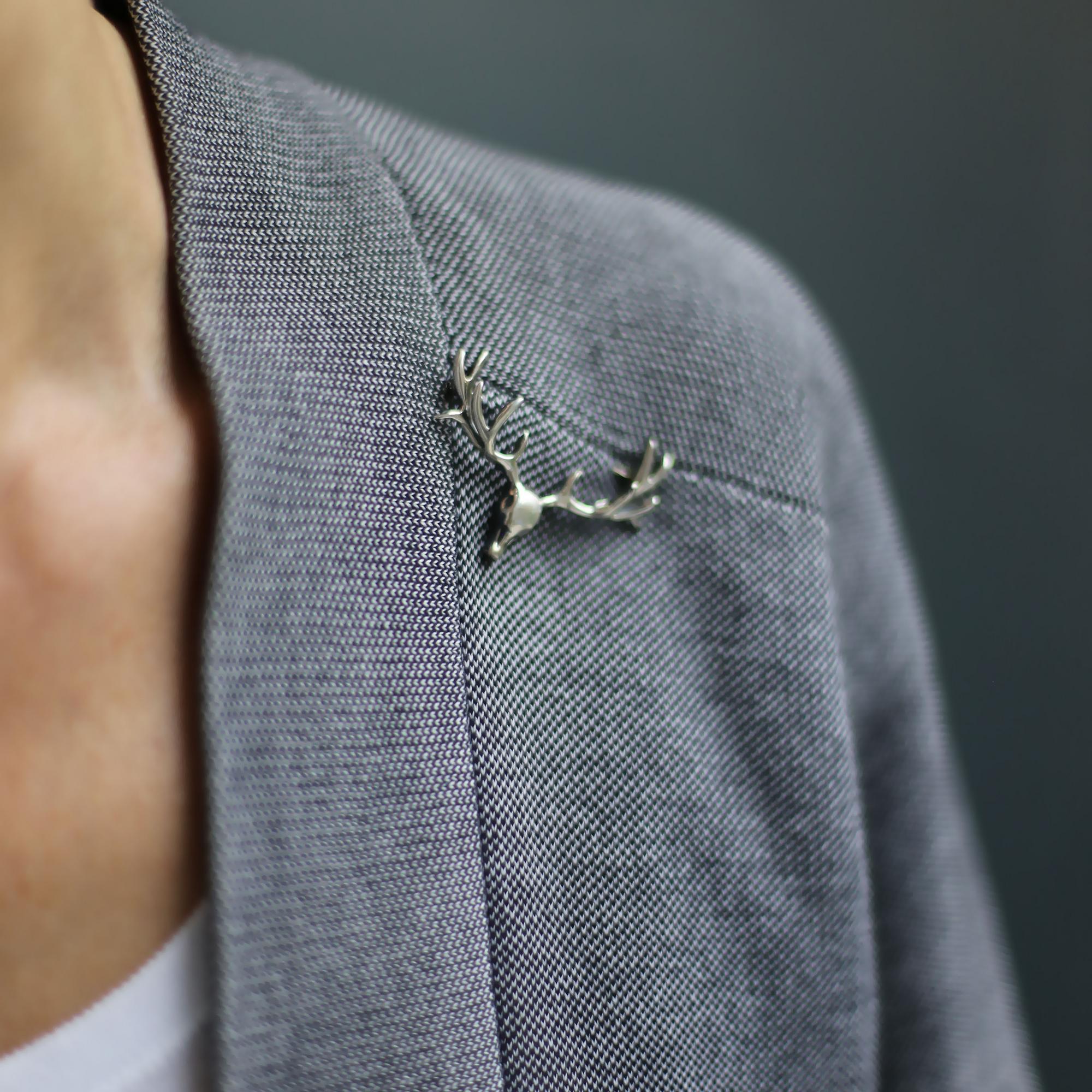 Серебряная брошь Олень 7P08