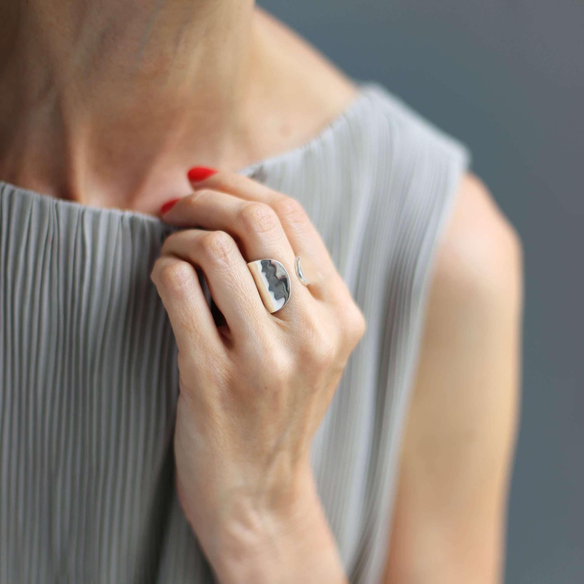 Широкое серебряное  чеканное кольцо 2P325