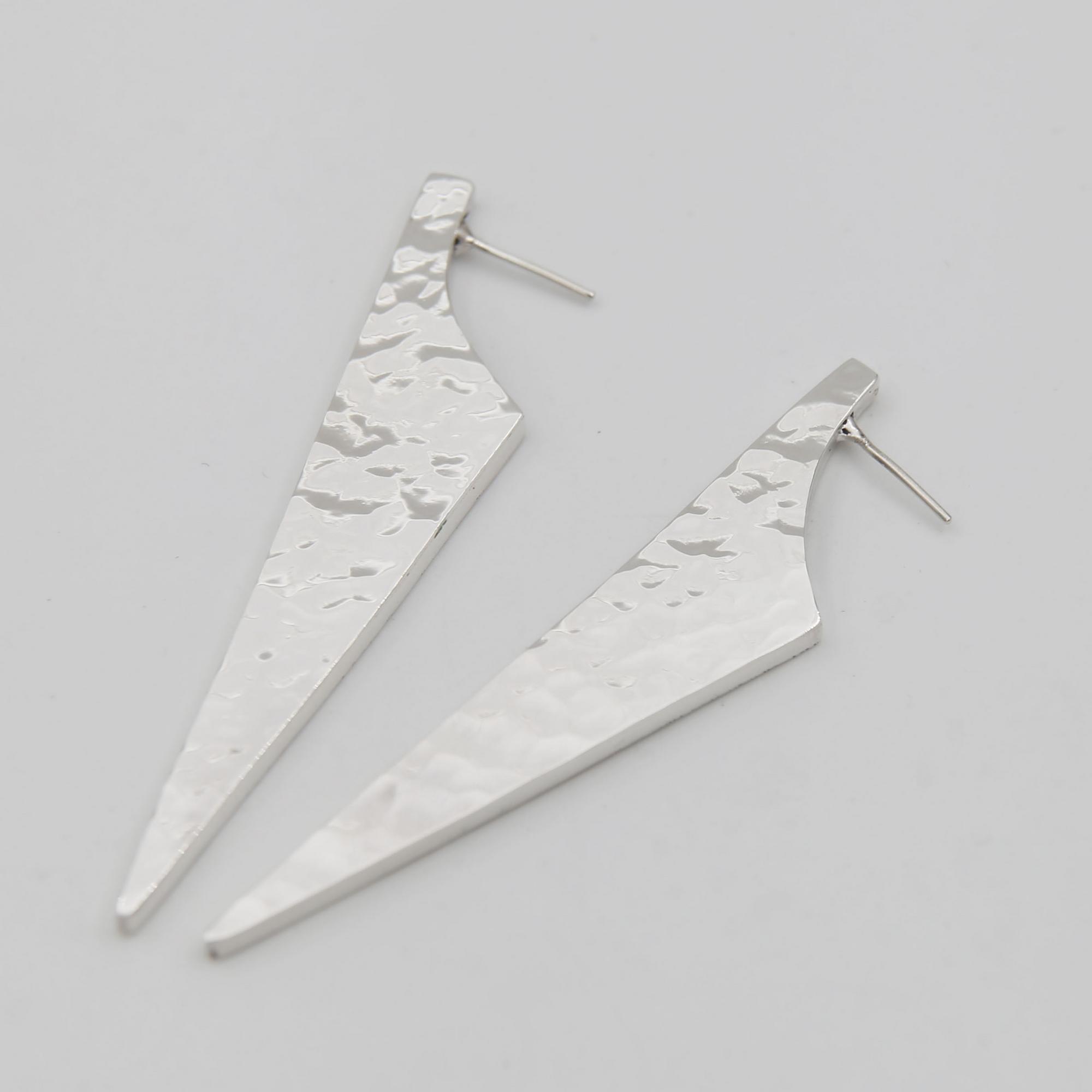 Серебряные серьги Длинные чеканные треугольники 1P835