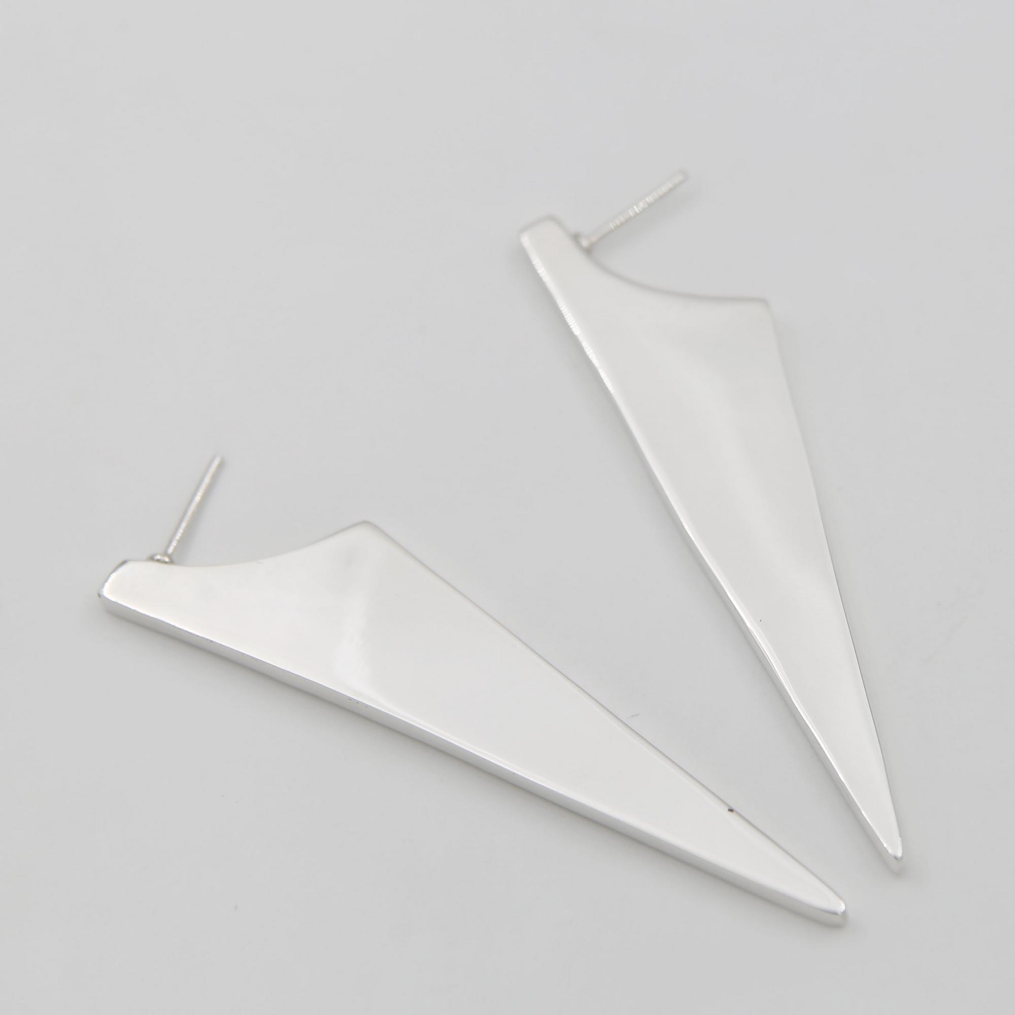 Серебряные серьги Длинные глянцевые треугольники 1P548-1