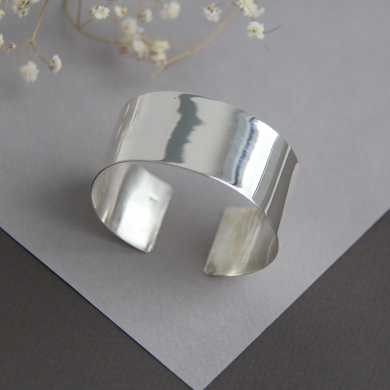 Широкий глянцевый серебряный браслет 3P118-1