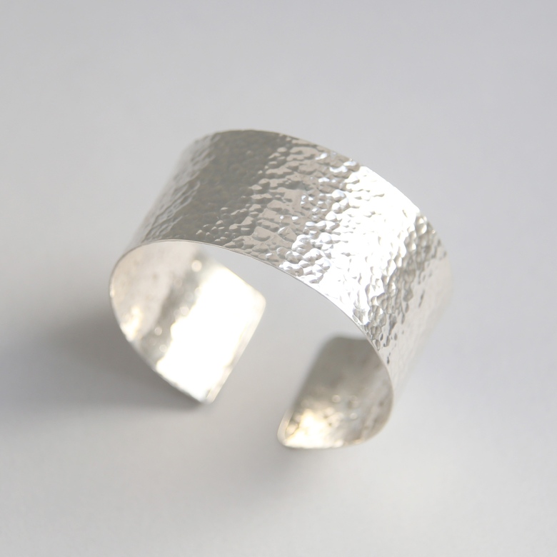 Серебряный широкий чеканный браслет 3P161