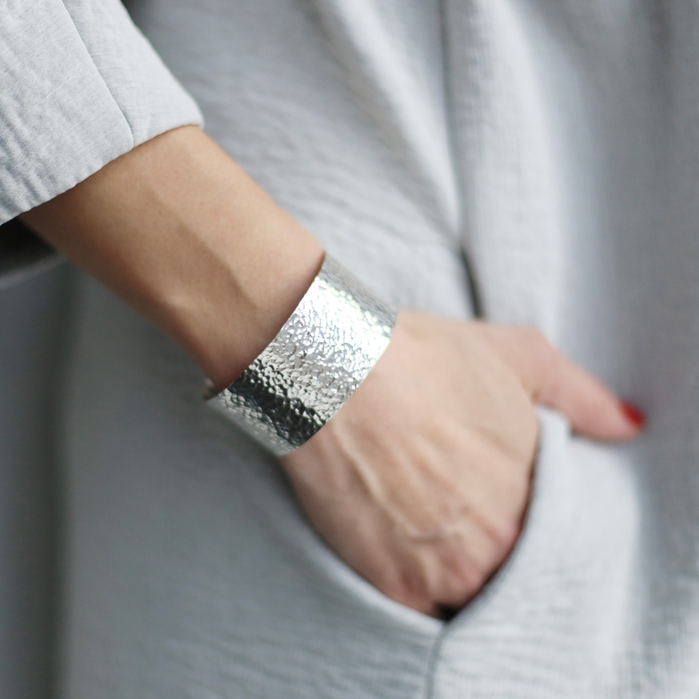 Серебряный широкий чеканный браслет 3P161