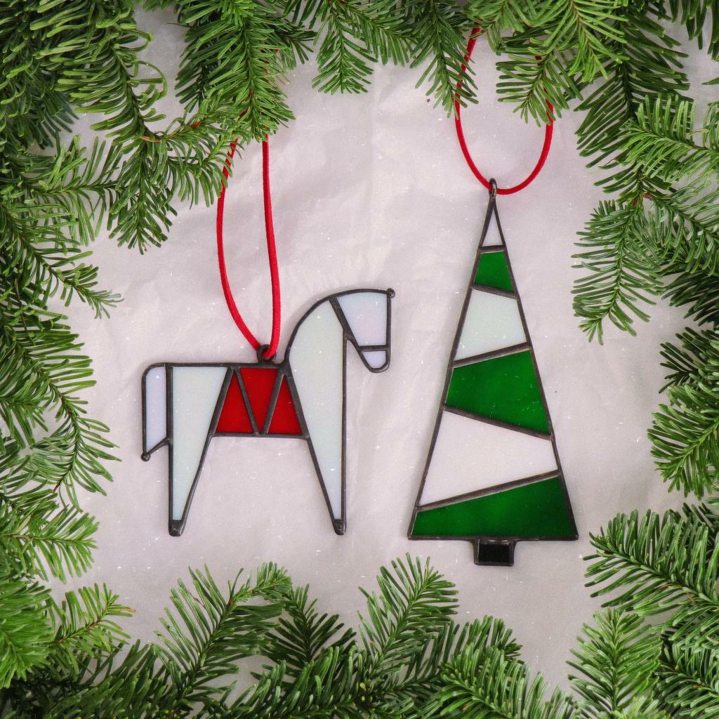 Лошадь и ёлка