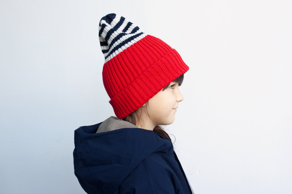 Шапка красная с синими полосками