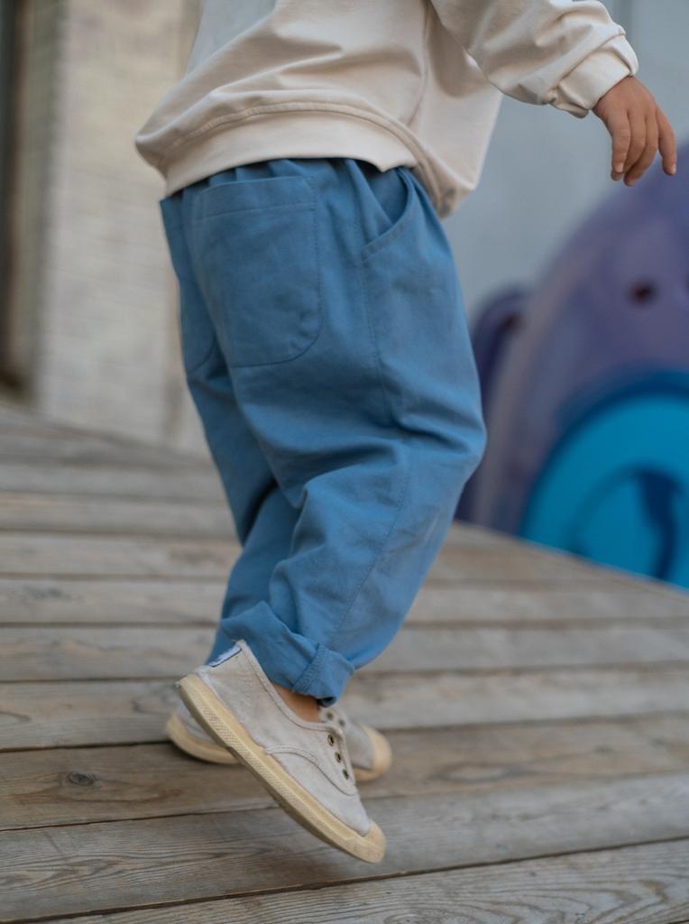 Брюки-бананы светло-синие