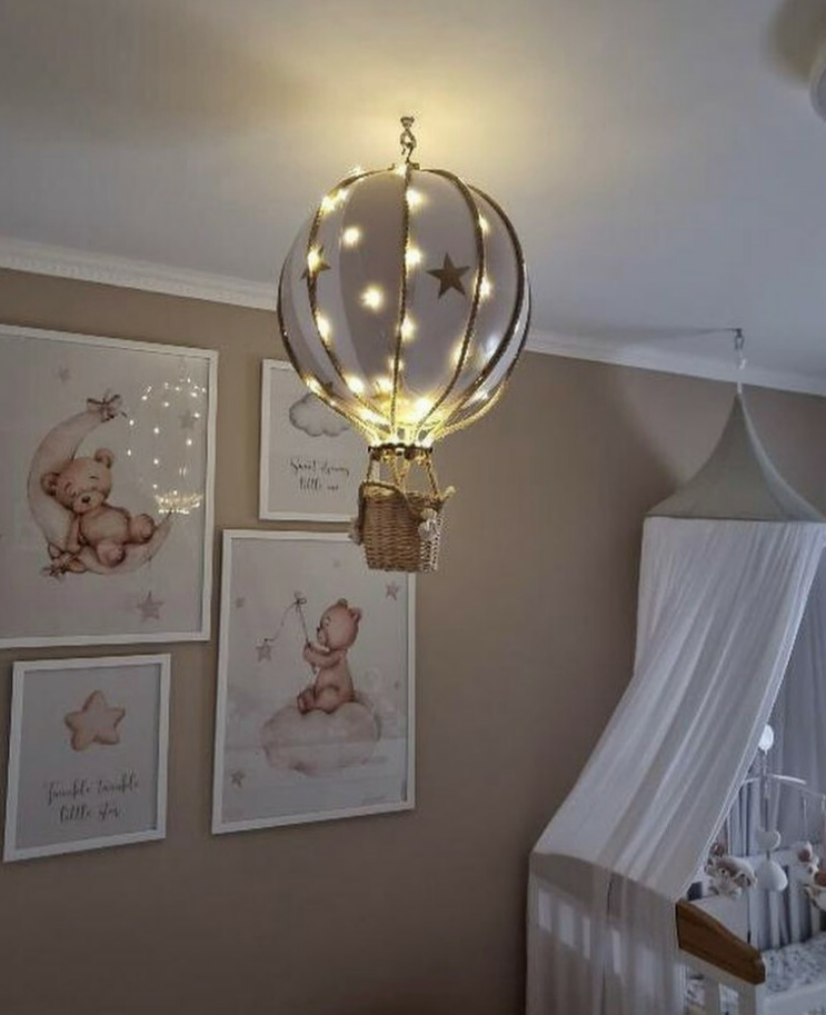 Монгольфьер бежевый со звездами и гирляндой