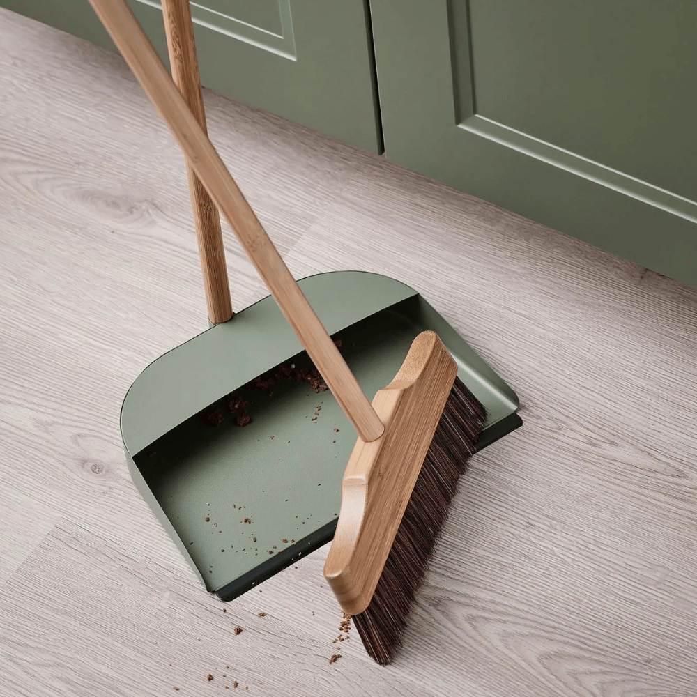 VINDSIKT IKEA Süpürgə-xəkəndaz dəsti, bambuk materialdan, boz-yaşıl rəngdə.