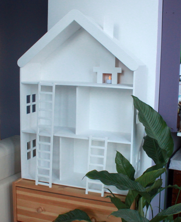 Деревянный домик, два этажа и две лесенки, с окнами и камином