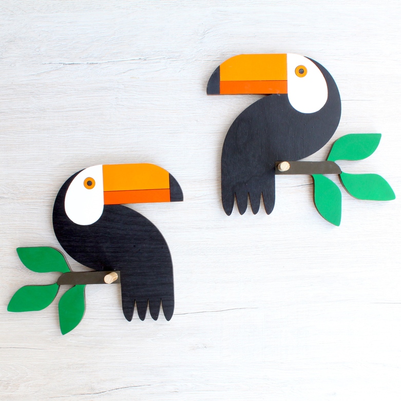 Декоративная деревянная вешалка на стену "Туканы на ветке"