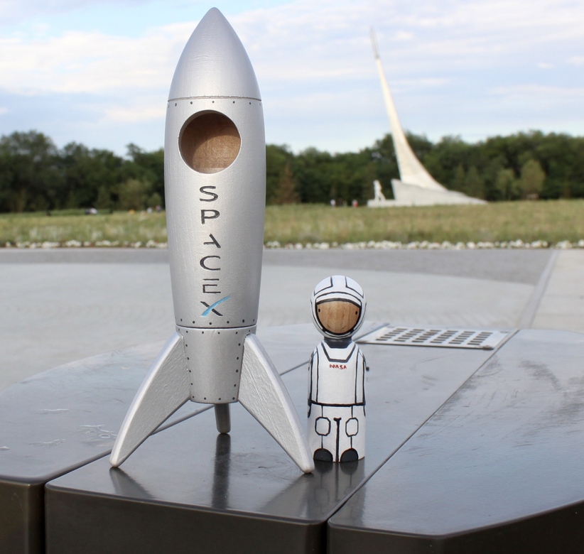 SPACE X Деревянная ракета с космонавтом