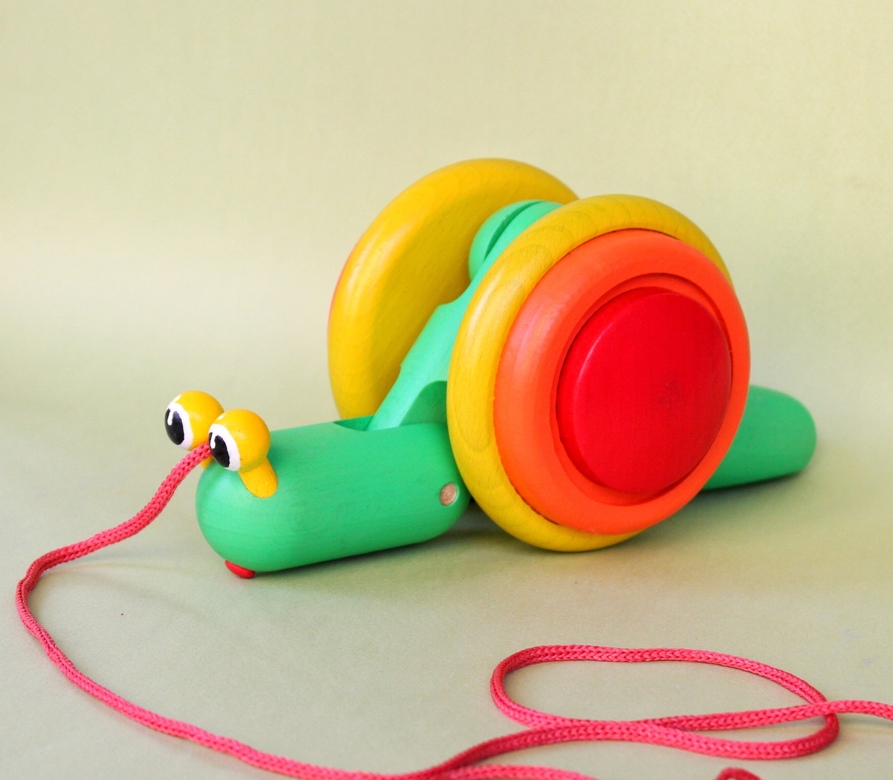 Улитка на колесиках с веревочкой Каталка для малышей