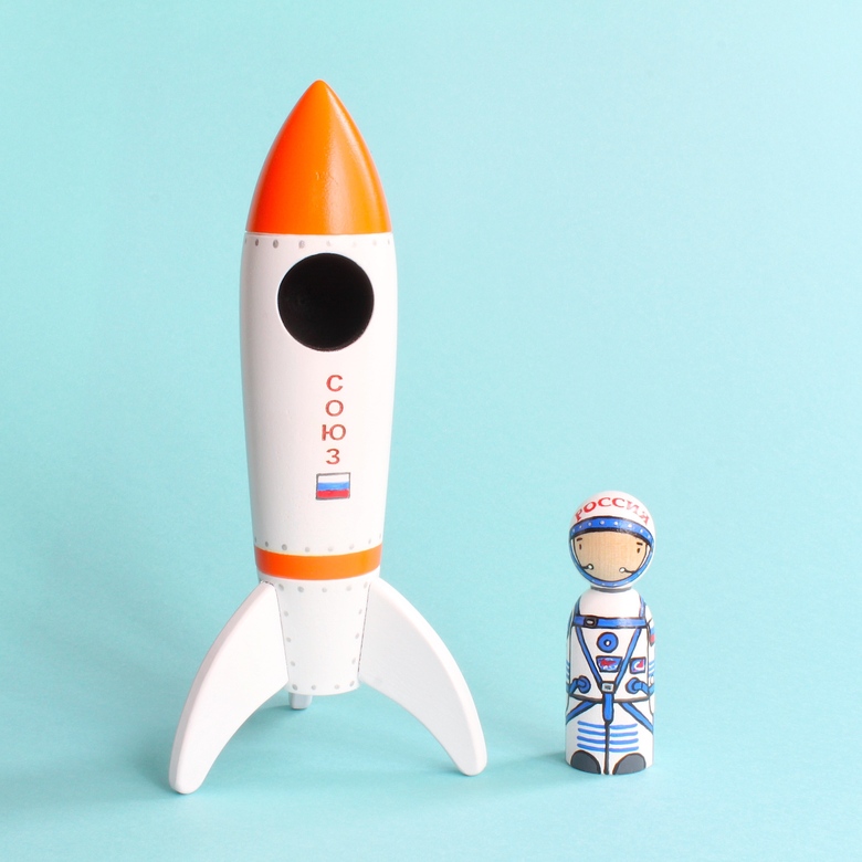 Деревянная ракета СОЮЗ с космонавтом Россия
