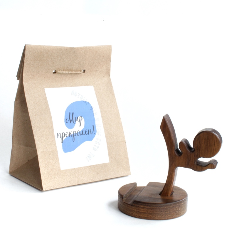 Подставка для телефона из натурального ореха в подарочной упаковке Мир прекрасен! Потому что в нем есть ты!