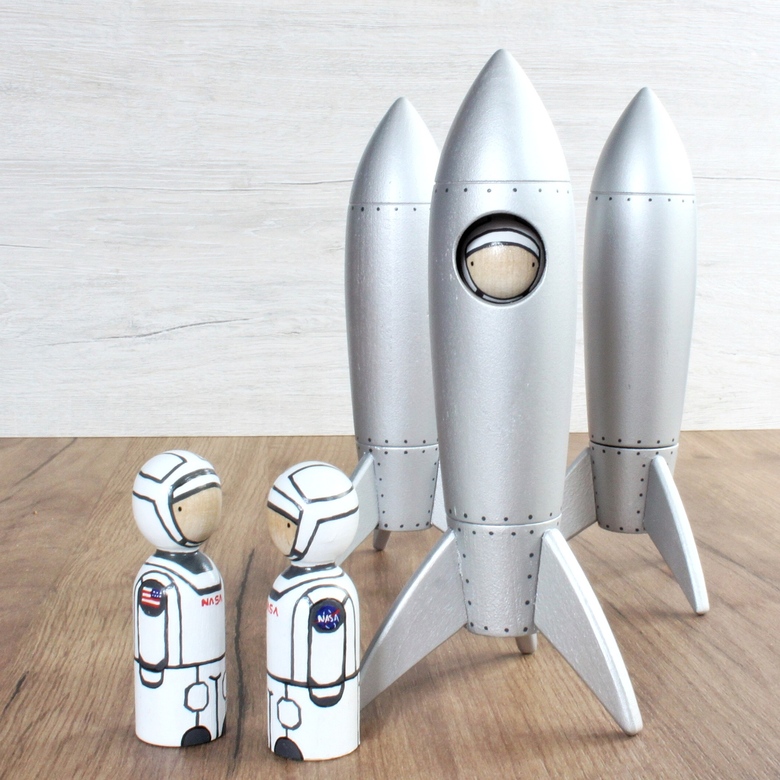 Серебряная ракета с космонавтом NASA