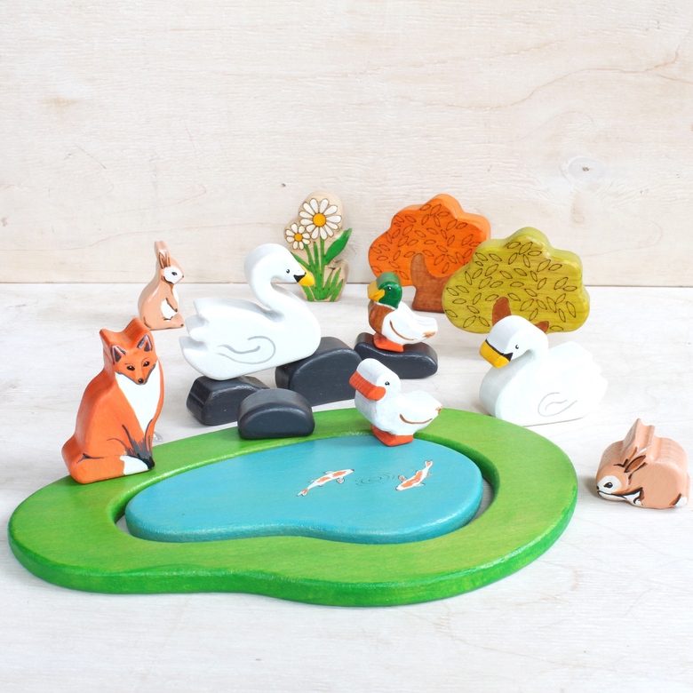 Пруд с лебедями      Набор деревянных игрушек из серии Ферма (16 предметов)