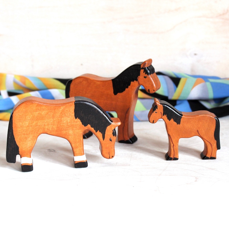 Семья лошадей Деревянные фигурки лошадь, конь и жеребенок