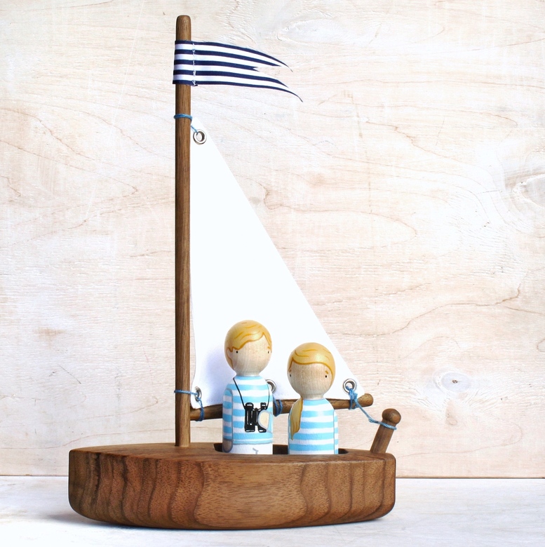Деревянная игрушка яхта парусник с двумя моряками