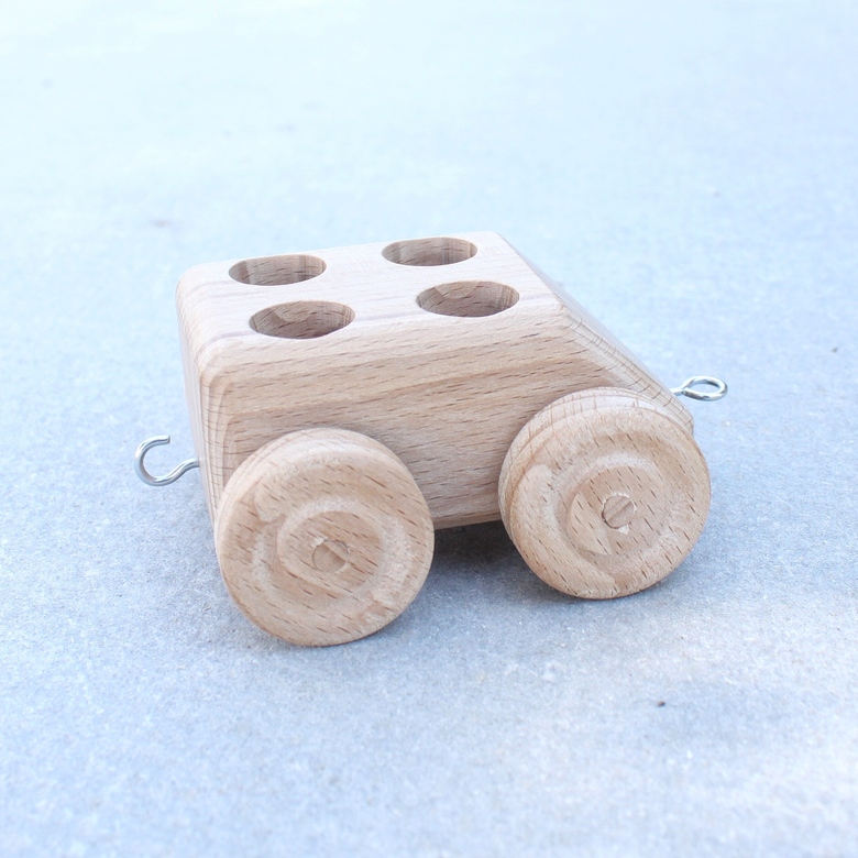 машинка из дерева для четырех пассажиров с прицепом