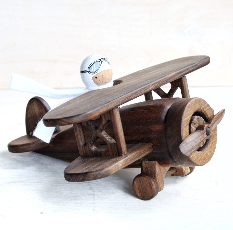 игрушечный самолет из натурального дерева с пилотом ручной работы