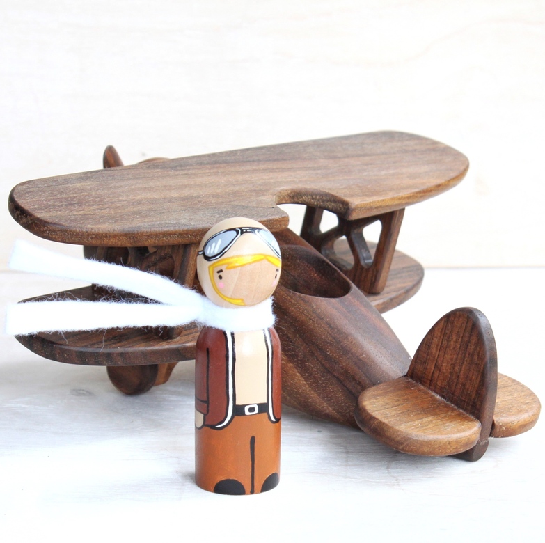 Деревянный самолет игрушечный с летчицей