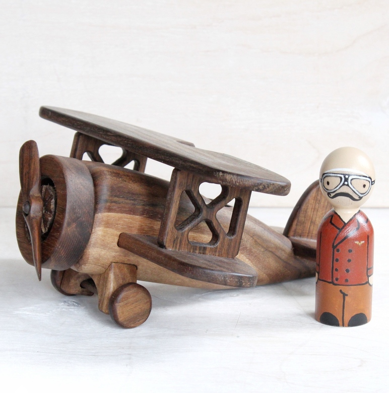 деревянная игрушка самолет с пилотом Биплан