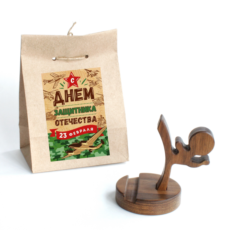 деревянная подставка для телефона в праздничной упаковке С Днём защитника Отечества