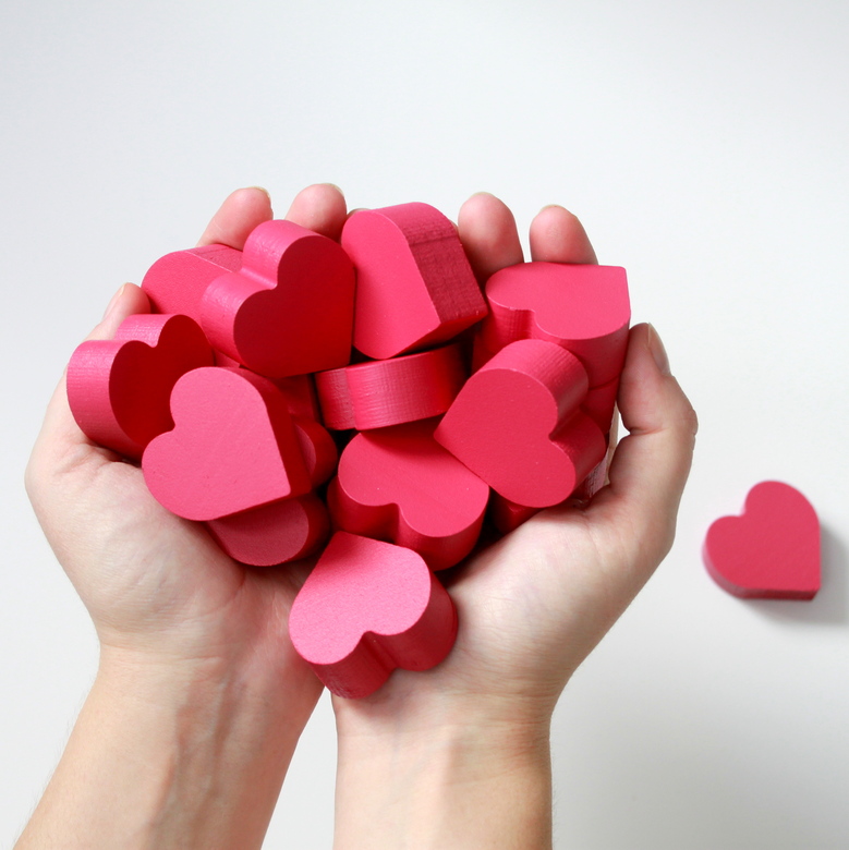 Деревянные сердечки малиновые