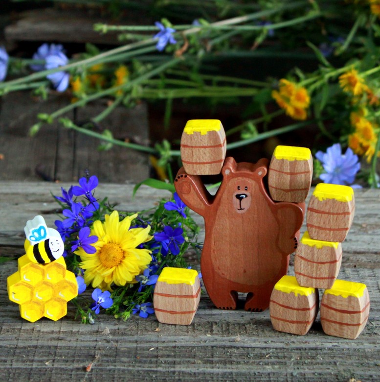 Мишка очень любит мед!