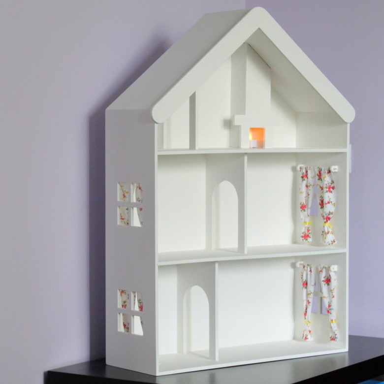 Деревянный домик с камином, арками и зановесками