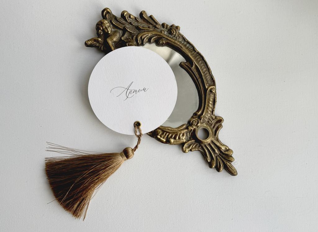 Карточка с кисточкой