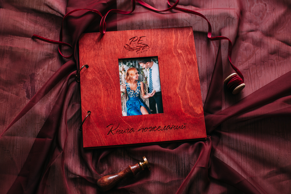 Деревянная книга пожеланий  с фото