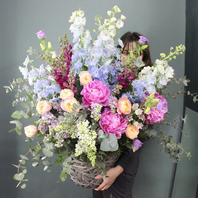 цветочная композиция пионы дельфиниум