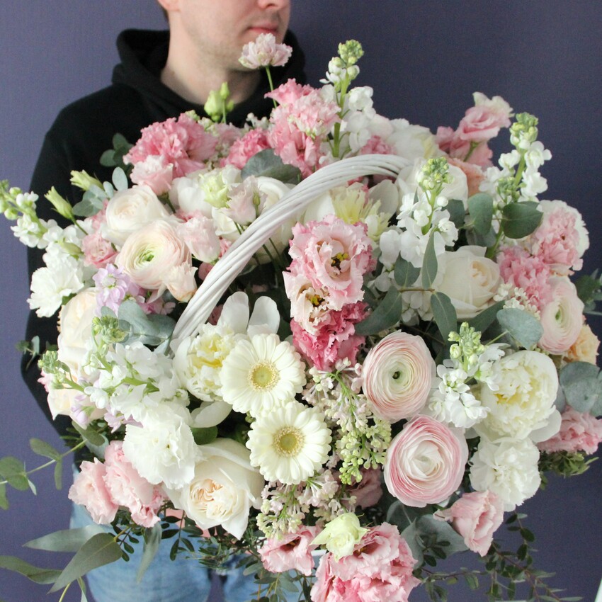 корзина белых цветов