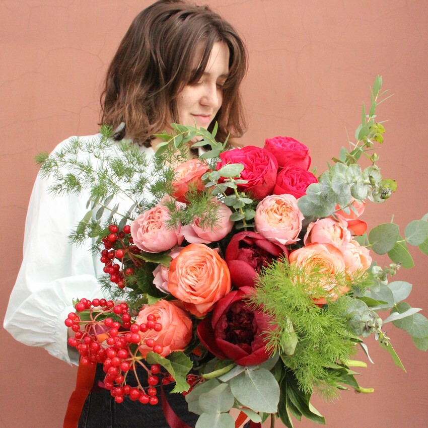 красный букет калина пионовидные розы