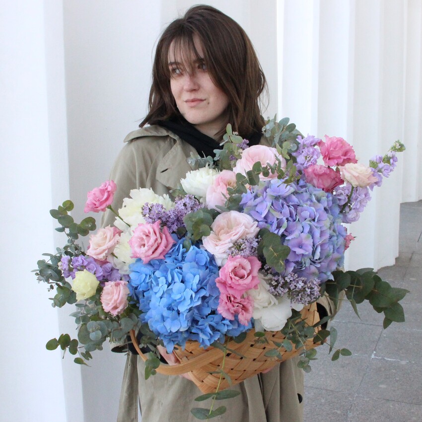 корзина цветов гортензия ранункулюсы вид 4