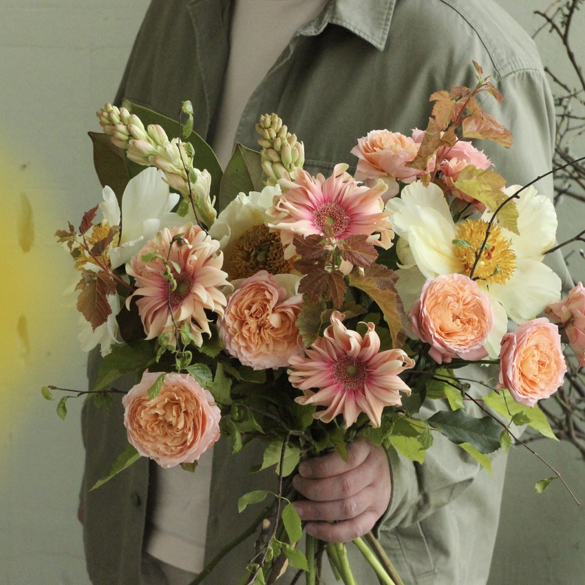 букет с герберами пионом и пузыреплодником вид 4