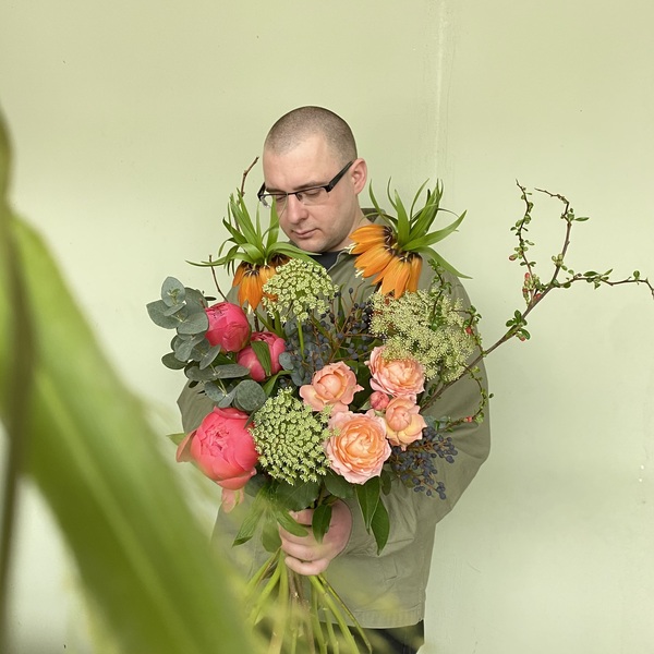 букет с рябчиками и пионами вид 4