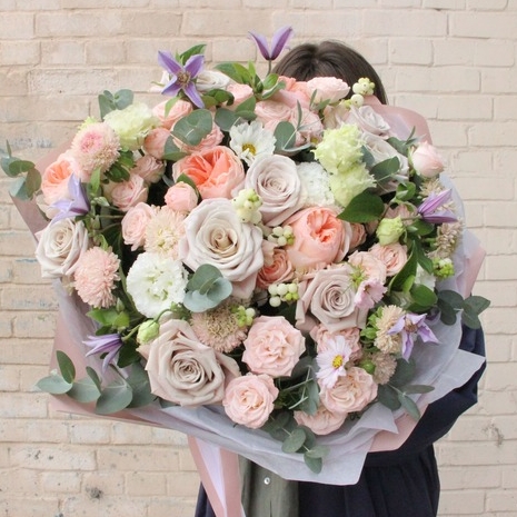 букет с розами и клематисом вид 3