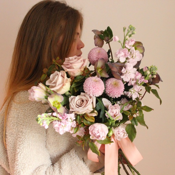 букет с морозником и тюльпанами вид 4