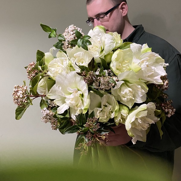 букет с амариллисами и вибурнумом вид 4