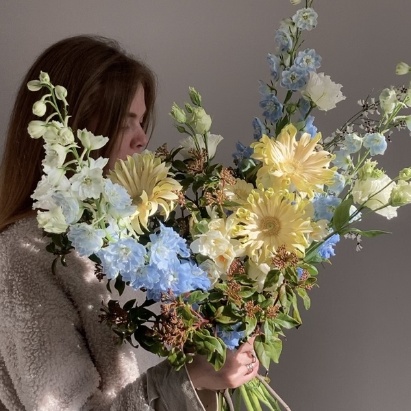 букет с дельфиниумами и герберами вид 4