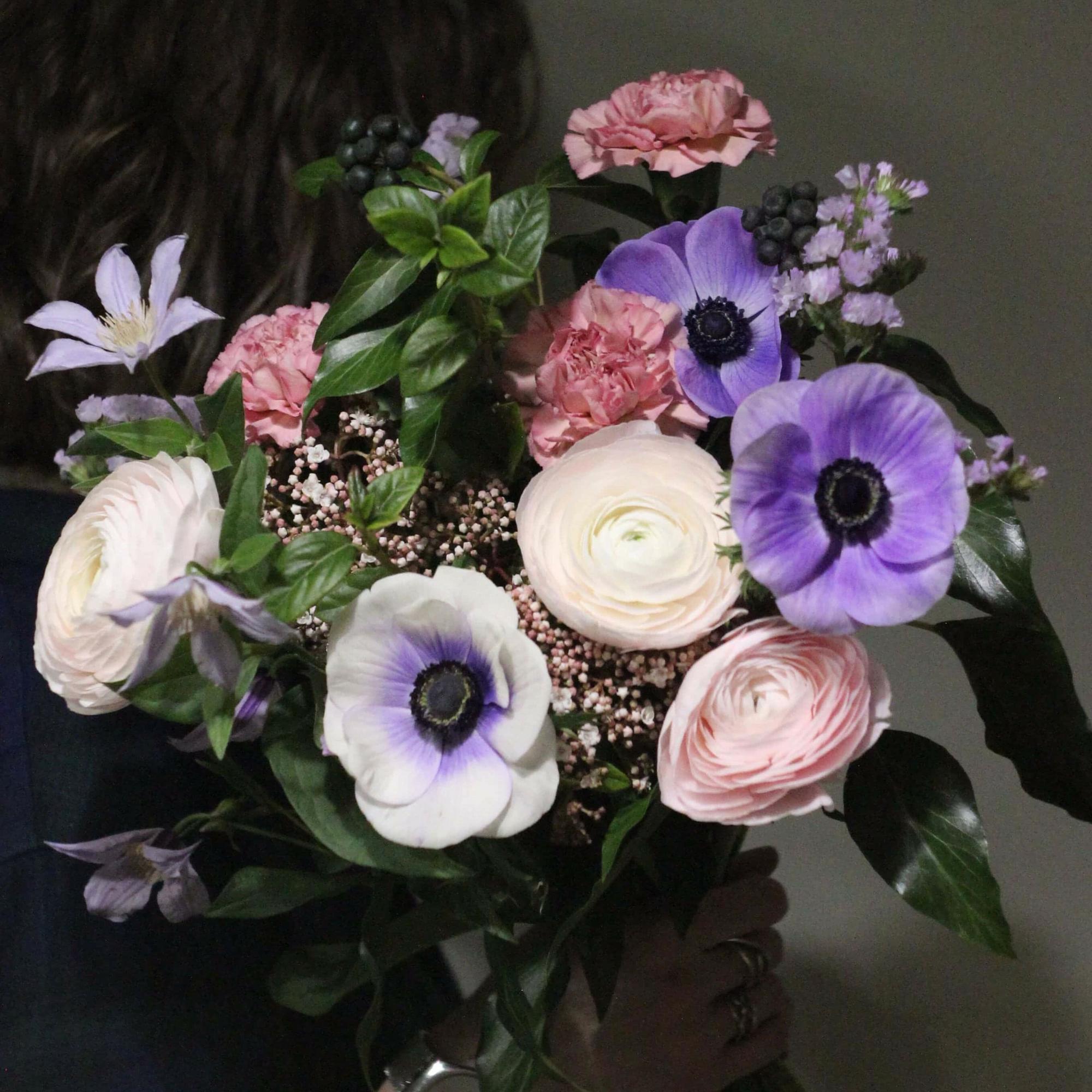 букет с анемонами и озотамнусом вид 3