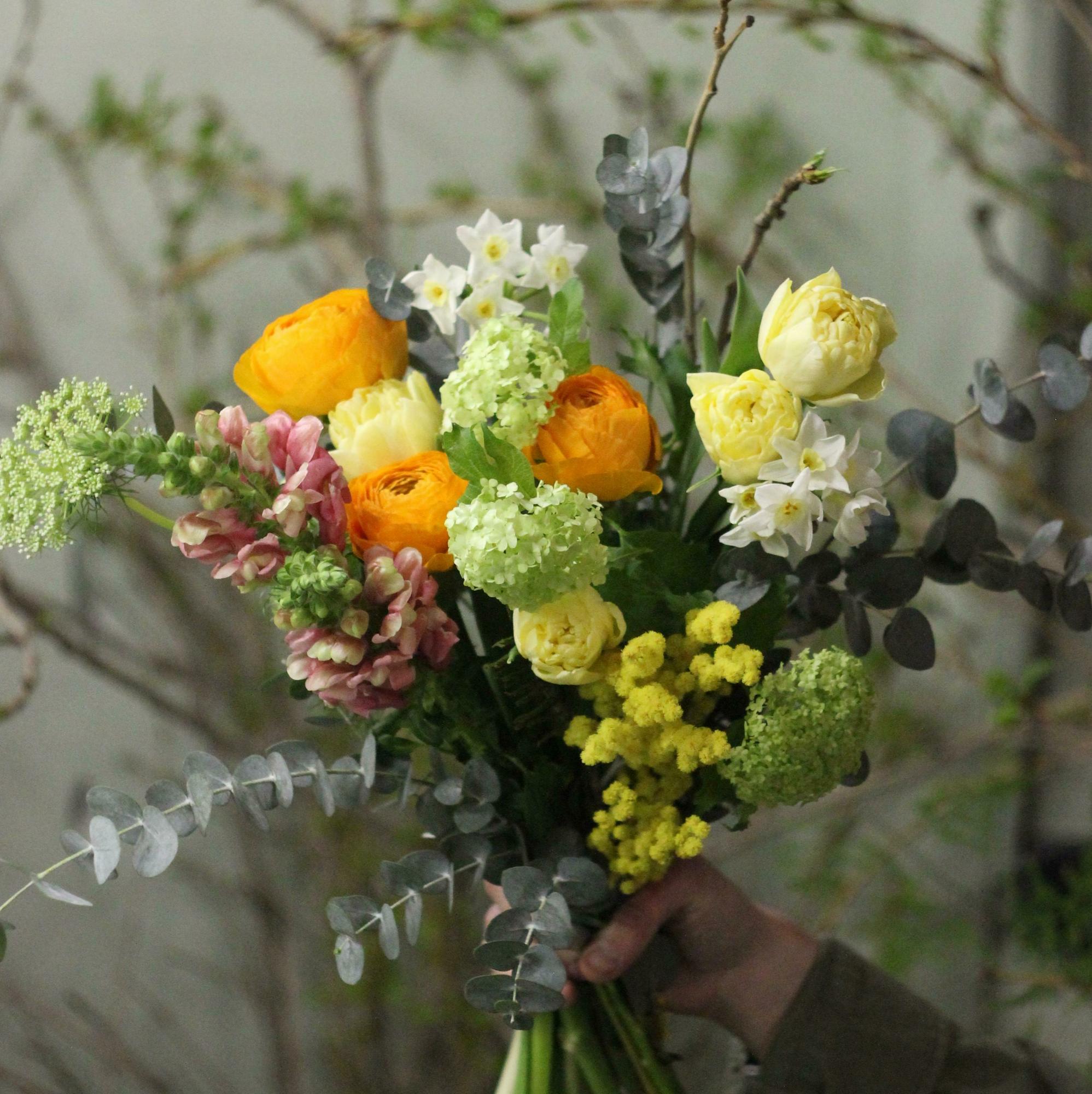 букет с ранункулюсами и мимозой вид 4